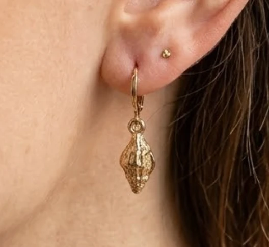 Très jolies boucles d'oreilles dorées coquillage